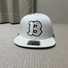 KRAZY Bee Bロゴ刺繍 ホワイトスナップバックキャップ