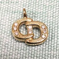 ラインストーン付 ロゴモチーフ ペンダントトップ ゴールド系