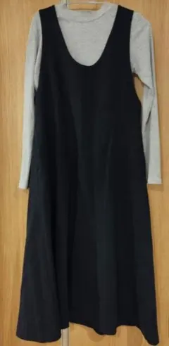 ユニクロのジャンバースカート、長袖グレー