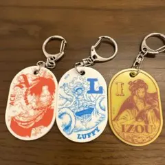 ワンピース　イニシャルアクリルキーホルダー