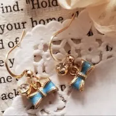 レトロ可愛いブルーリボンのピアス　イヤリング　樹脂　チャーム　ステンレス変更可能