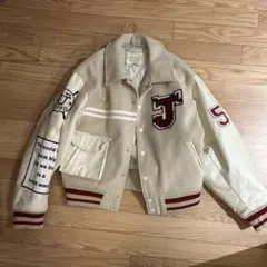 アイボリー スタジャン 刺繍ロゴ