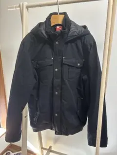 プーマ フード付き黒ジャンパー