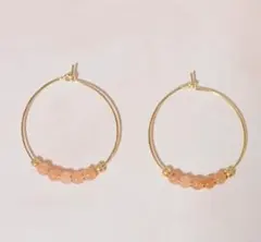 サーモンピンクビーズ　ゴールドフープピアス　ハンドメイド