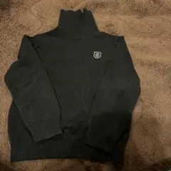 COMME CA ISM 黒のタートルネックセーター Cロゴ付き