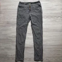 黒と白のチェック柄スキニーパンツ