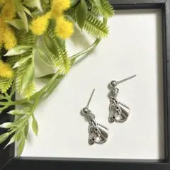 【馬の頭】ハンドメイドピアス シルバー 干支 午年 揺れる ミニ 乗馬 競馬