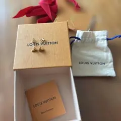 【正規品】LOUIS VUITTON エセンシャルV ピアス　ゴールドのサムネイル