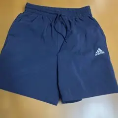 adidasネイビーAEROREADY エッセンシャルズ スモールロゴ ショーツ