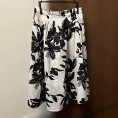 muse muse モノトーン 花柄 フレアスカート ひざ丈Mのサムネイル