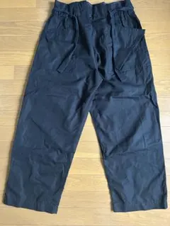 黒のカジュアルパンツ ウエスト調整可能