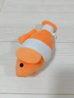 オレンジと白の魚型ぬいぐるみ