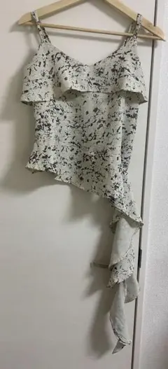 アベイル　未使用⭐︎フリル付きアシンメトリックキャミソールのサムネイル