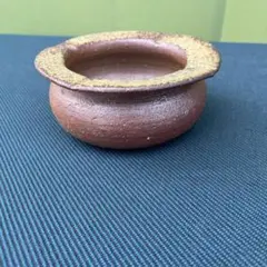 備前焼の円形灰皿　金色の縁取り