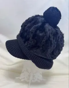 ポンポン付き黒ニット帽