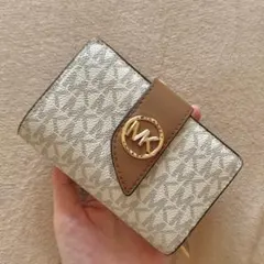 マイケルコース MICHAEL KORS 二つ折り財布 ベージュ 2023年購入