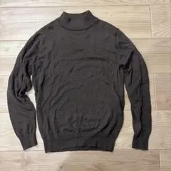 ダークブラウン タートルネックニット