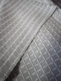 薄いグレー系　格子状 布地