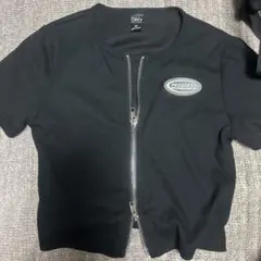 ジッパー付きブラックTシャツ