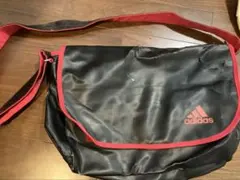 値下げ　adidas ショルダーバッグ ブラック×レッド　アディダス
