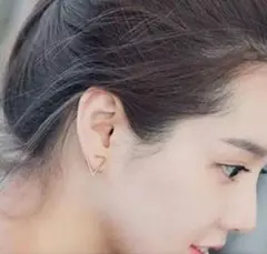 新品　ゴールド 三角形 スタッドピアス