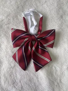 ストライプデザインの赤いリボン
