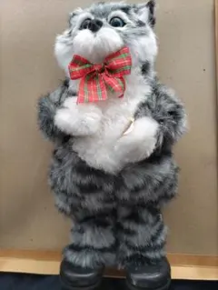 グレーの猫のぬいぐるみ