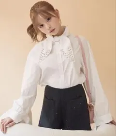 【タグ付き新品未使用】 titty&co. ビジュー付きリボンブラウス ホワイトのサムネイル