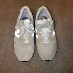 ベージュ スニーカー