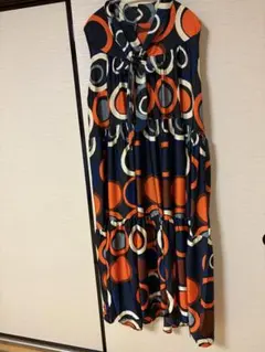 円形模様のオレンジネイビーのワンピース