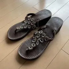 ビーズ装飾付きブラウンウェッジサンダル