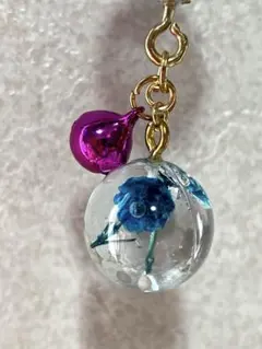 ハンドメイドチャーム　青い押し花が入ったレジンチャーム