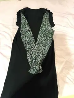 フラワープリントアクセントの黒ワンピース