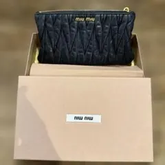 MIU MIU マテラッセ レザー ポーチ ブラックのサムネイル