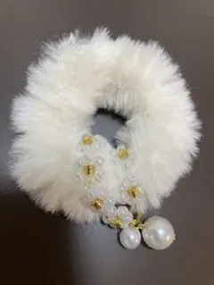 限定　ホワイトファーフラワービジューシュシュ