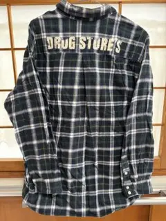 限定価格❗️ ドラッグストアーズ チェック柄長袖シャツ ブタ刺繍　背中にロゴ入り