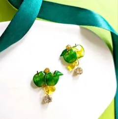 みずみずしい青リンゴと雫のピアス
