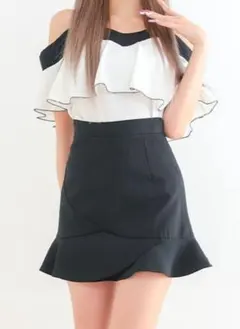 フリル付きオフショルダードレス