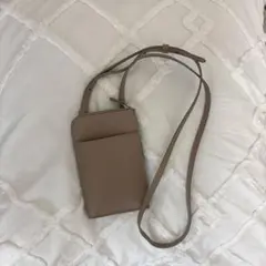 ベージュ ショルダーバッグ 外ポケット付き
