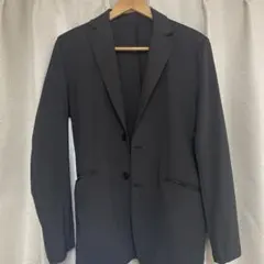 黒のテーラードジャケット