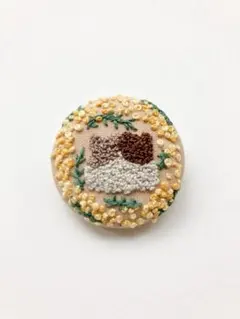ハンドメイド　くるみボタンブローチ　猫とミモザ