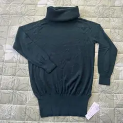 ダークグリーン タートルネックニット