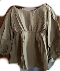 オリーブ色 バルーンスリーブシャツ