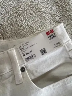 UNIQLO ホワイト ストレートジーンズ 22