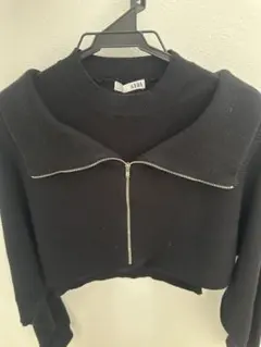 GYDA ブラック ジッパー付きクロップドセーター