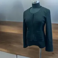 定番　シンプル　黒 ノーカラージャケット　ナチュラルビューティー　34