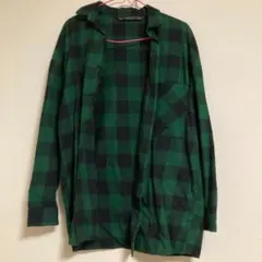 緑色シャツ　※おそらくMENSのxsですが、女性でオーバーサイズで着れます