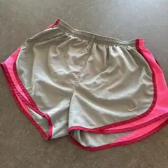Nike グレー ピンク ショートパンツ