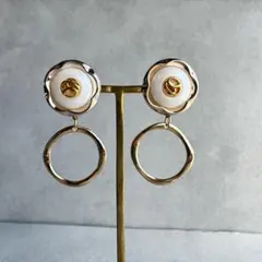 ヴィンテージボタンホワイト×ゴールドフープ ピアス