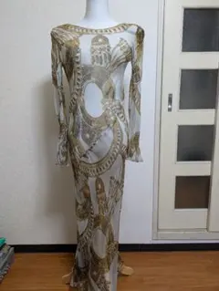 透け感のあるホワイトゴールドロングドレス